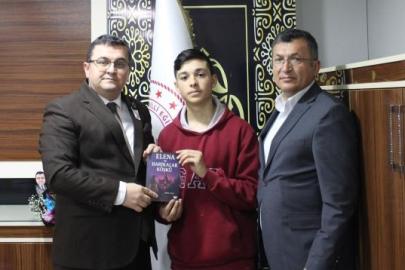 Lise öğrencisi ilk kitabını İlçe Milli Eğitim Müdürüne hediye etti
