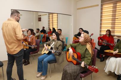 Bağlama ve gitar kurslarında ilk ders