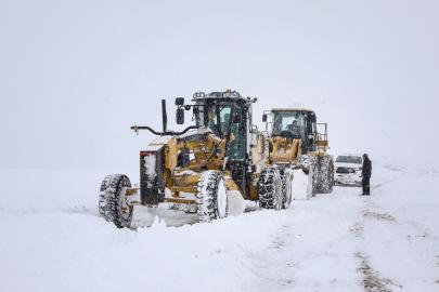 BÜYÜKŞEHİR BELEDİYESİ KIRSALDA ZORLU ŞARTLARDA KARLA MÜCADELE EDİYOR
