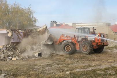 BÜYÜKŞEHİR BELEDİYESİ SÜPHAN MAHALLESİNDE YIKIM VE YOL GENİŞLETME ÇALIŞMASINI SÜRDÜRÜYOR