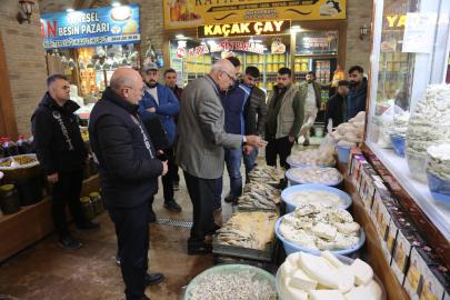 BÜYÜKŞEHİR BELEDİYESİ ZABITASI PEYNİRCİLER ÇARŞISINI DENETLEDİ