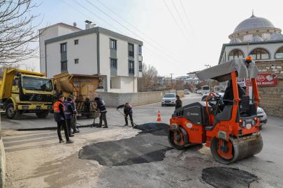 BÜYÜKŞEHİR’İN KENT GENELİNDE YOL BAKIM-ONARIM ÇALIŞMALARI SÜRÜYOR