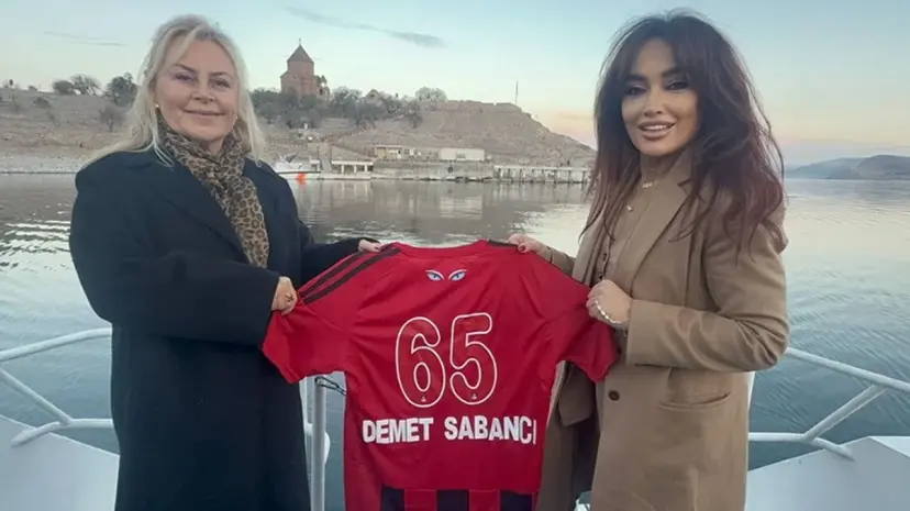 Demet Samancı'ya Vanspor forması hediye etti