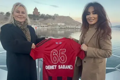 Demet Samancı'ya Vanspor forması hediye etti