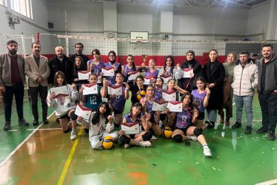 Edremit Belediyesi Midi Kız Voleybol Takımı Şampiyon Oldu