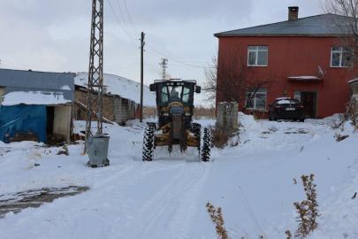 Tuşba’da Kırsal Mahallelerde Karla Mücadele ve Tuzlama Çalışmaları Sürüyor
