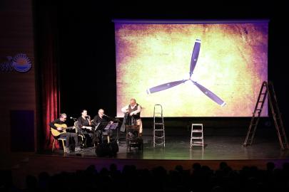 VAN BÜYÜKŞEHİR BELEDİYESİ ÖĞRENCİLERİ ‘VECİHİ HÜRKUŞ’ TİYATROSU İLE BULUŞTURDU