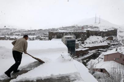 Bitlis’te çatılarda kar küreme seferberliği