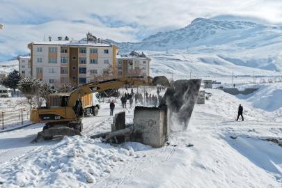 BÜYÜKŞEHİR BELEDİYESİ KAÇAK YAPILARI BİR BİR YIKIYOR