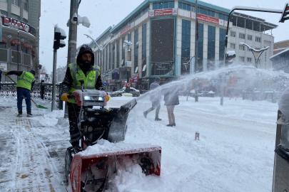 BÜYÜKŞEHİR BELEDİYESİ KAR YAĞIŞININ İLK ANINDAN İTİBAREN SAHADA