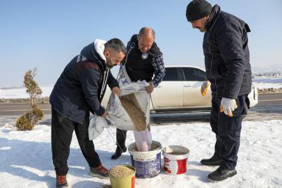 BÜYÜKŞEHİR BELEDİYESİ KUŞLAR İÇİN DOĞAYA YEM BIRAKTI