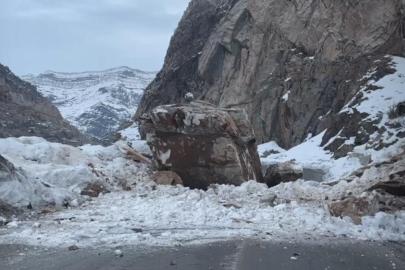 Dağdan kopan dev kaya yolu ulaşıma kapattı