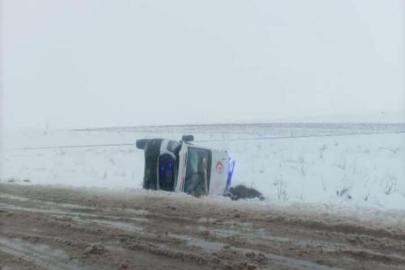 Diyarbakır'da ambulans devrildi: 3 yaralı