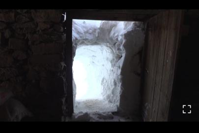 Ev ve ahırlara ulaşmak için kar tünelleri açtılar