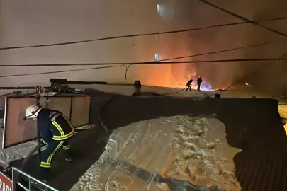 Gece yarısı korkutan yangın! Çok sayıda işyeri zarar gördü