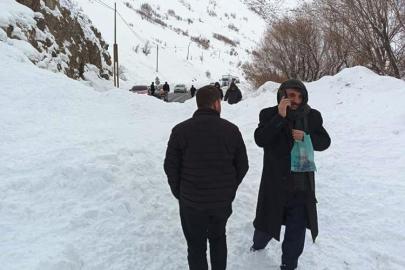 Hakkari-Van kara yoluna çığ düştü