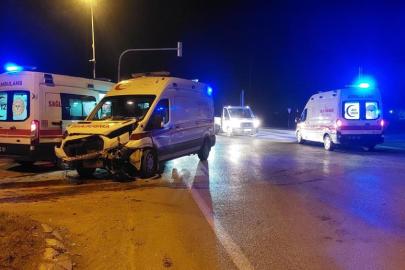 Hasta taşıyan ambulans ile otomobil çarpıştı: 1 yaralı