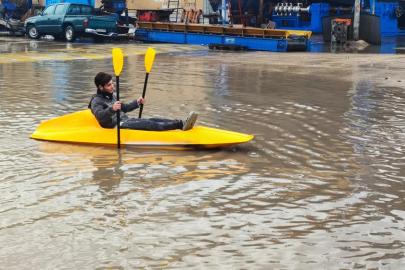 Her yağmurda göle dönen sokakta kano kullanmayı öğrendi