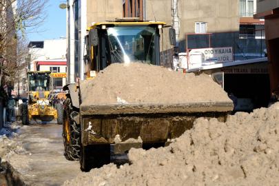 İpekyolu Belediyesi Karla Mücadele Çalışmalarını Aralıksız Sürdürüyor