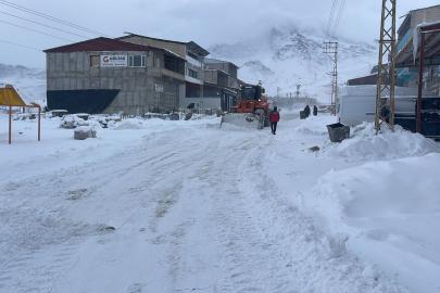 İpekyolu Belediyesi Yeni Yıla Kar Temizliği Çalışmalarıyla Girdi
