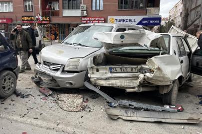 Kamyonet, kırmızı ışıkta bekleyen 7 aracın arasına daldı: 2 yaralı