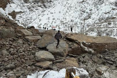 Kayaların düştüğü kara yolu yeniden ulaşıma açıldı