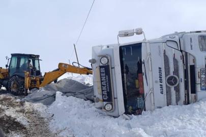 Muradiye’de gizli buzlanmadan dolayı tır devrildi