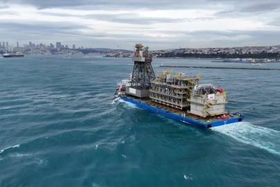 Osman Gazi yüzer üretim platformunun parçaları ile Yıldırım Sondaj Gemisi’nin kulesini taşıyan dev platform gemisi İstanbul Boğazı'ndan geçiyor