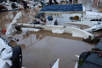 Sağanak yağış tekneleri batırdı