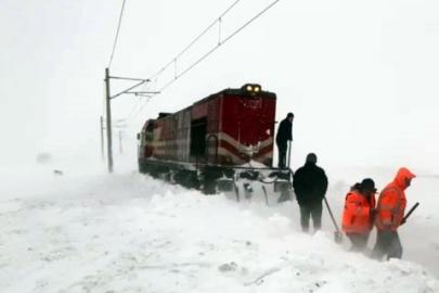 Soğuk hava ve kar yağışı demiryolu ulaşımını da olumsuz etkiledi