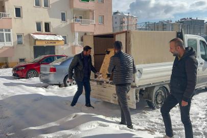 Tuşba Belediyesi Okul Bahçelerine Kedi Evi Ve Mama Bıraktı