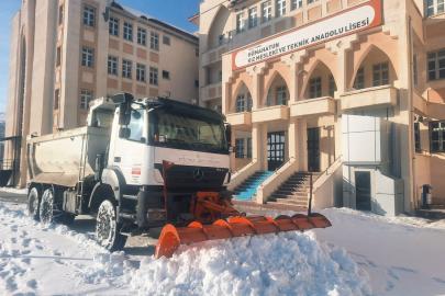 Tuşba’da Okul Yollarında Buzlanmaya Karşı Kapsamlı Çalışma