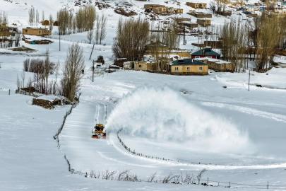 VAN BÜYÜKŞEHİR BELEDİYESİ KIRSALDA KARLA MÜCADELESİNİ SÜRDÜRÜYOR