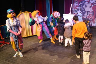 Van Büyükşehir Belediyesi Özel Gereksinimli Bireyleri Devlet Tiyatrosunda Sanatla Buluşturdu