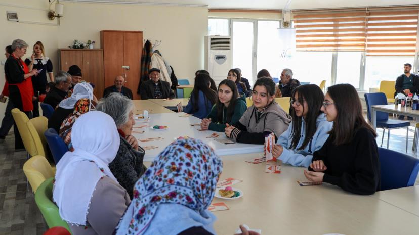 Yaşlı ve Alzheimer Hastalarına Taş Boyama Etkinliği