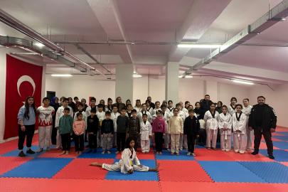 Van Büyükşehir Belediyespor Taekwondo Sporcuları Kuşak Atlama Heyecanı Yaşadı