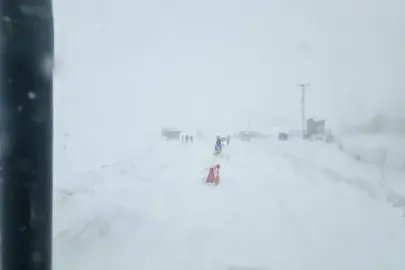 Van-Çatak karayolu kar ve tipi nedeniyle kapandı