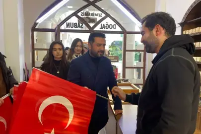 Van'da AK Parti Gençlik Kolları üyeleri esnafa Türk bayrağı hediye etti