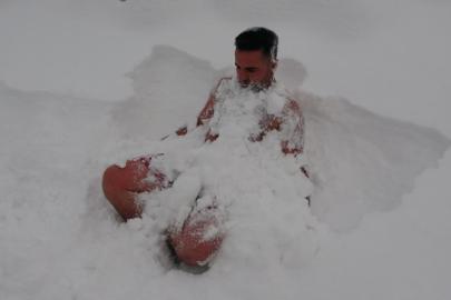 Van'da eksi 8 derecede kar banyosu yaptı