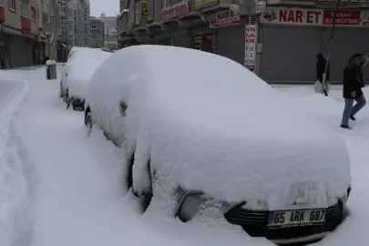 Van'da Kar Yağışı 287 Yolu Kapattı