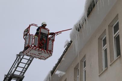 VAN’DA OKULLAR EĞİTİME HAZIRLANIYOR: BUZ SARKITLARI TEMİZLENİYOR