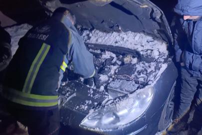 Van'da seyir halindeyken yanan aracın motoruna karla müdahale