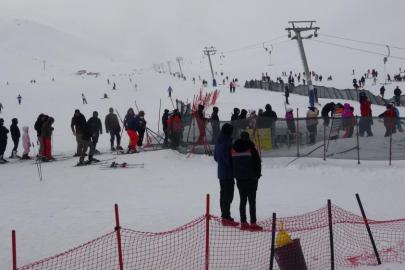 Van'daki kayak merkezi hafta içi de yoğun ilgi görüyor