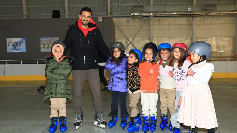 Yenilenen Buz Pistimiz Çocukları Ağırlamaya Devam Ediyor