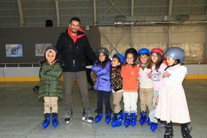 Yenilenen Buz Pistimiz Çocukları Ağırlamaya Devam Ediyor