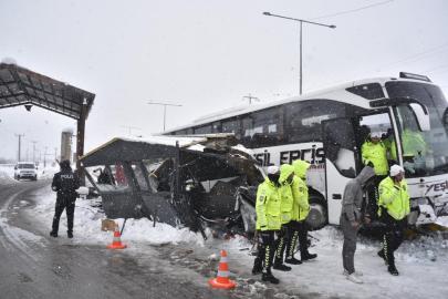 Yolcu otobüsü polis noktasına çarptı: 4 polis yaralandı