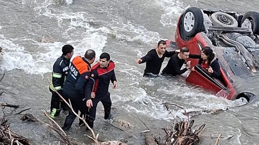Amasya'da otomobil köprüden Yeşilırmak Nehri'ne uçtu: Anne-kızı ekipler kurtardı