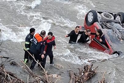 Amasya'da otomobil köprüden Yeşilırmak Nehri'ne uçtu: Anne-kızı ekipler kurtardı