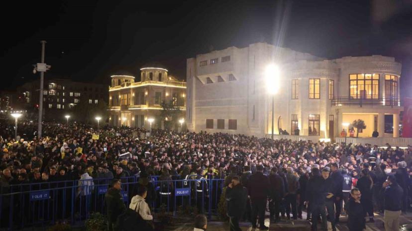 Asrın felaketinin 3'ünci yıl dönümünde Hatay'da binlerce kişi sessiz yürüyüş gerçekleştirdi