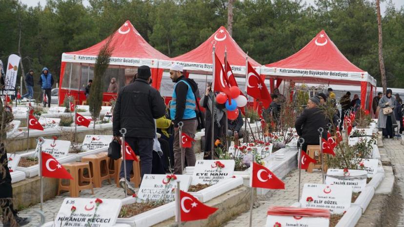 Asrın felaketinin üçüncü yılında deprem şehitliğinde vefa nöbeti